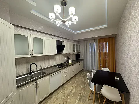 Kirayə verilir 3 otaqlı mənzil 140 m²