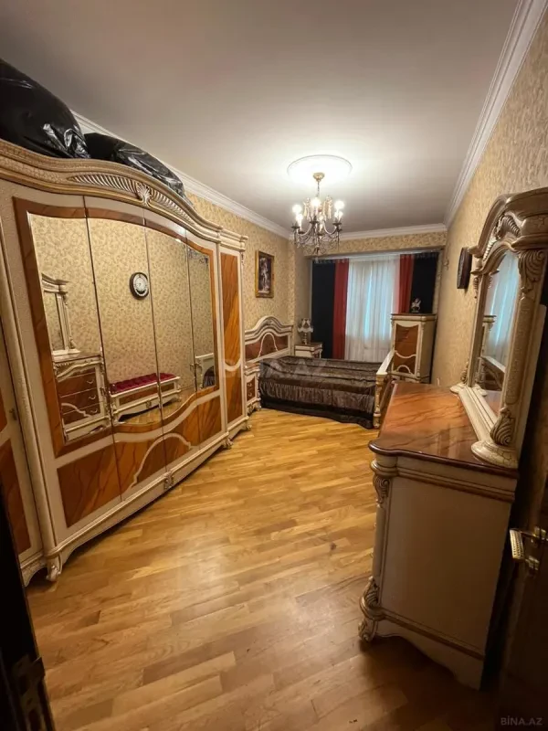 Satılır 3 otaqlı mənzil 135 m²