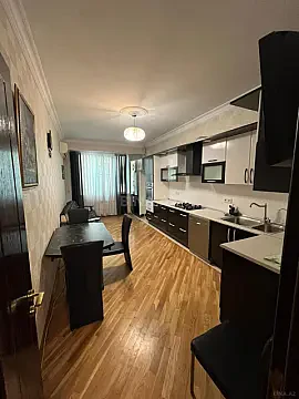 Satılır 3 otaqlı mənzil 135 m²