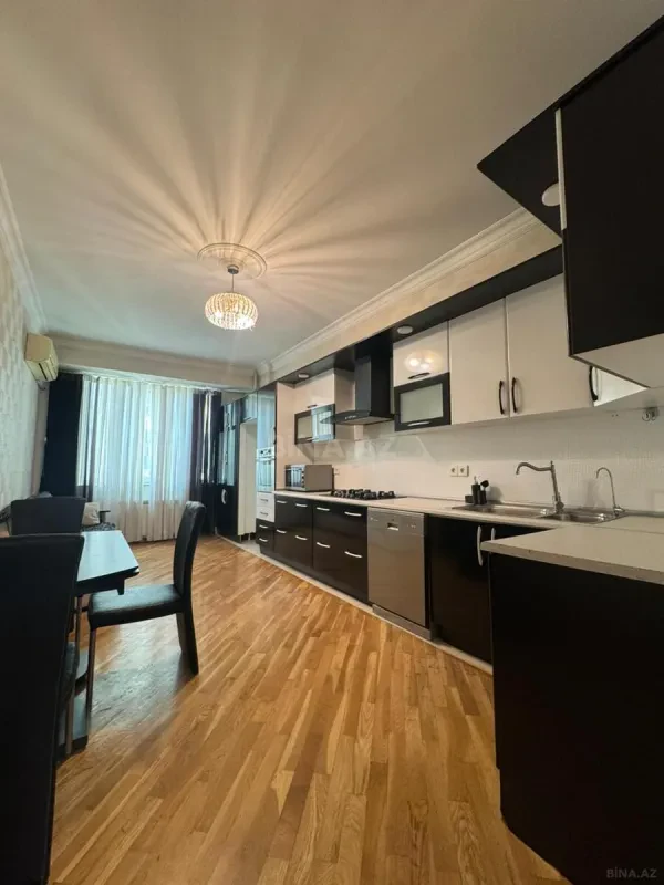 Satılır 3 otaqlı mənzil 135 m²