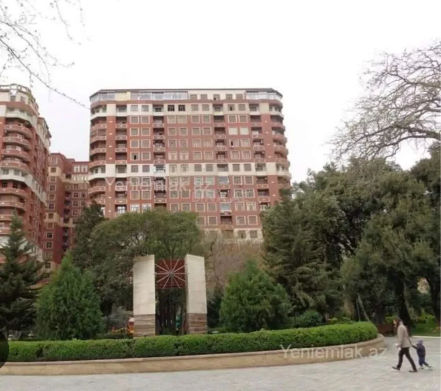 Satılır 3 otaqlı mənzil 178 m²