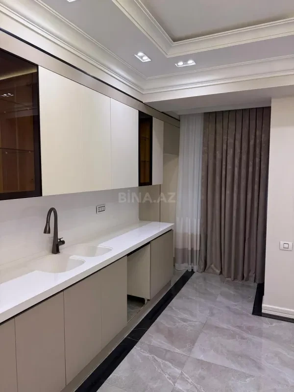 Satılır 4 otaqlı mənzil 179 m²