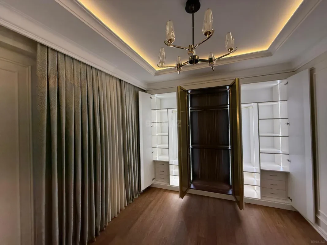 Satılır 4 otaqlı mənzil 179 m²