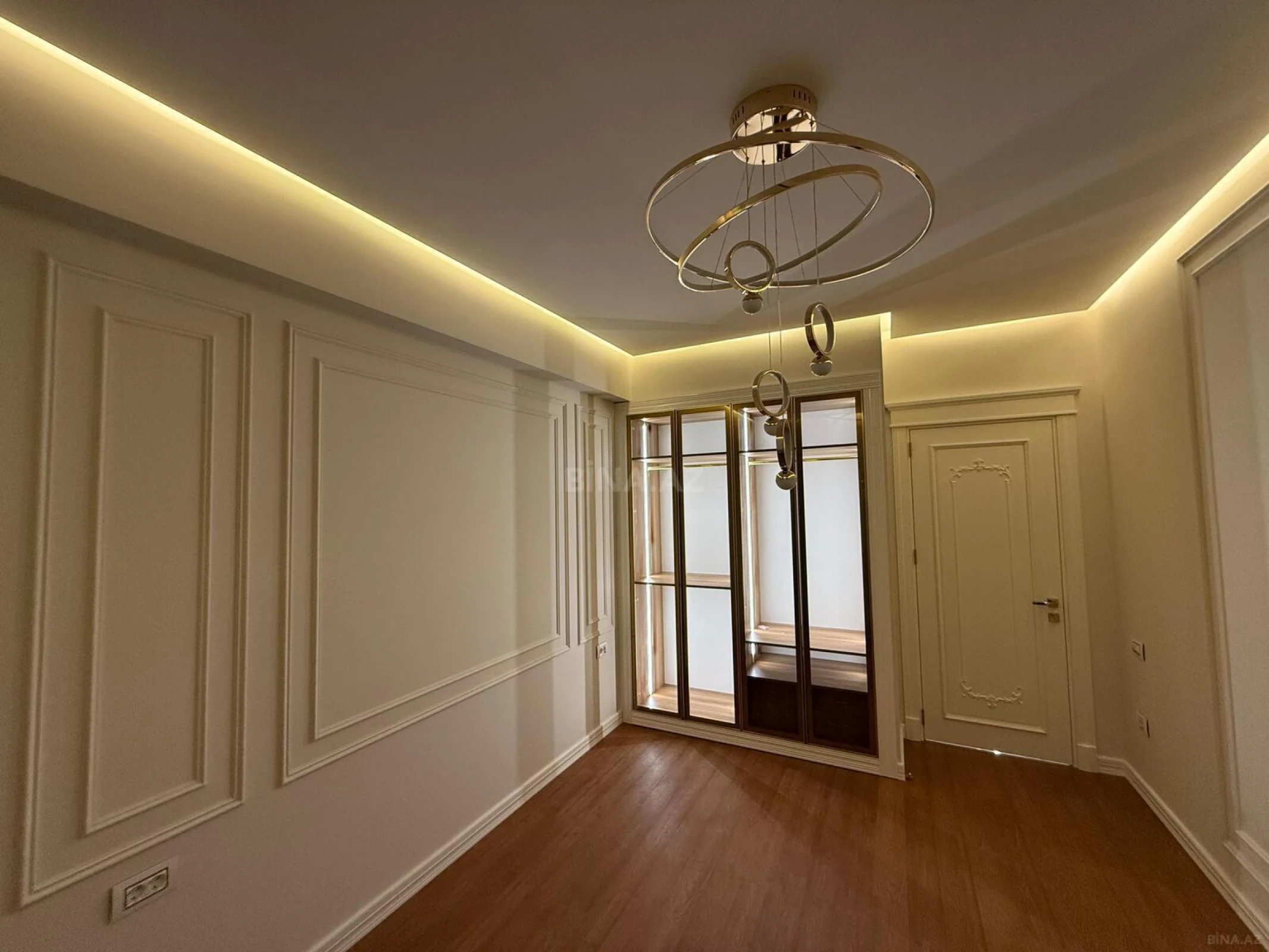 Satılır 4 otaqlı mənzil 179 m²