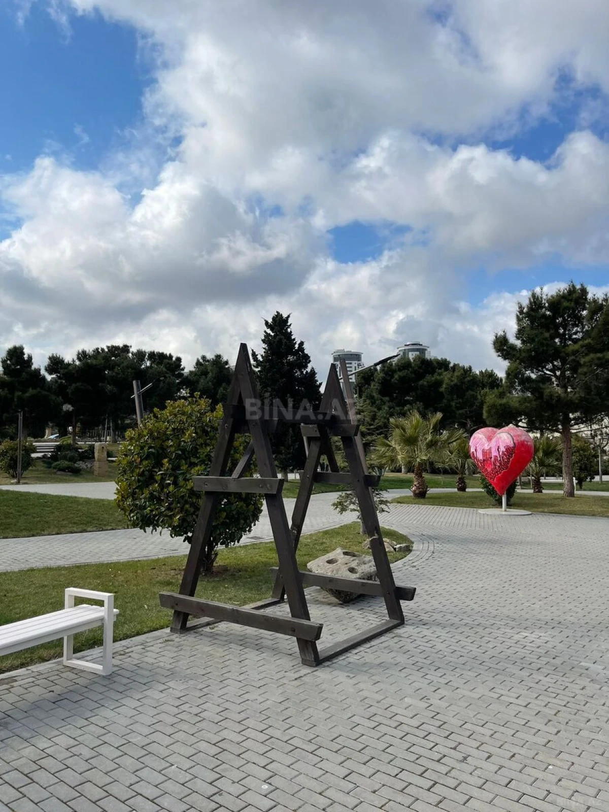 Satılır 4 otaqlı mənzil 179 m²