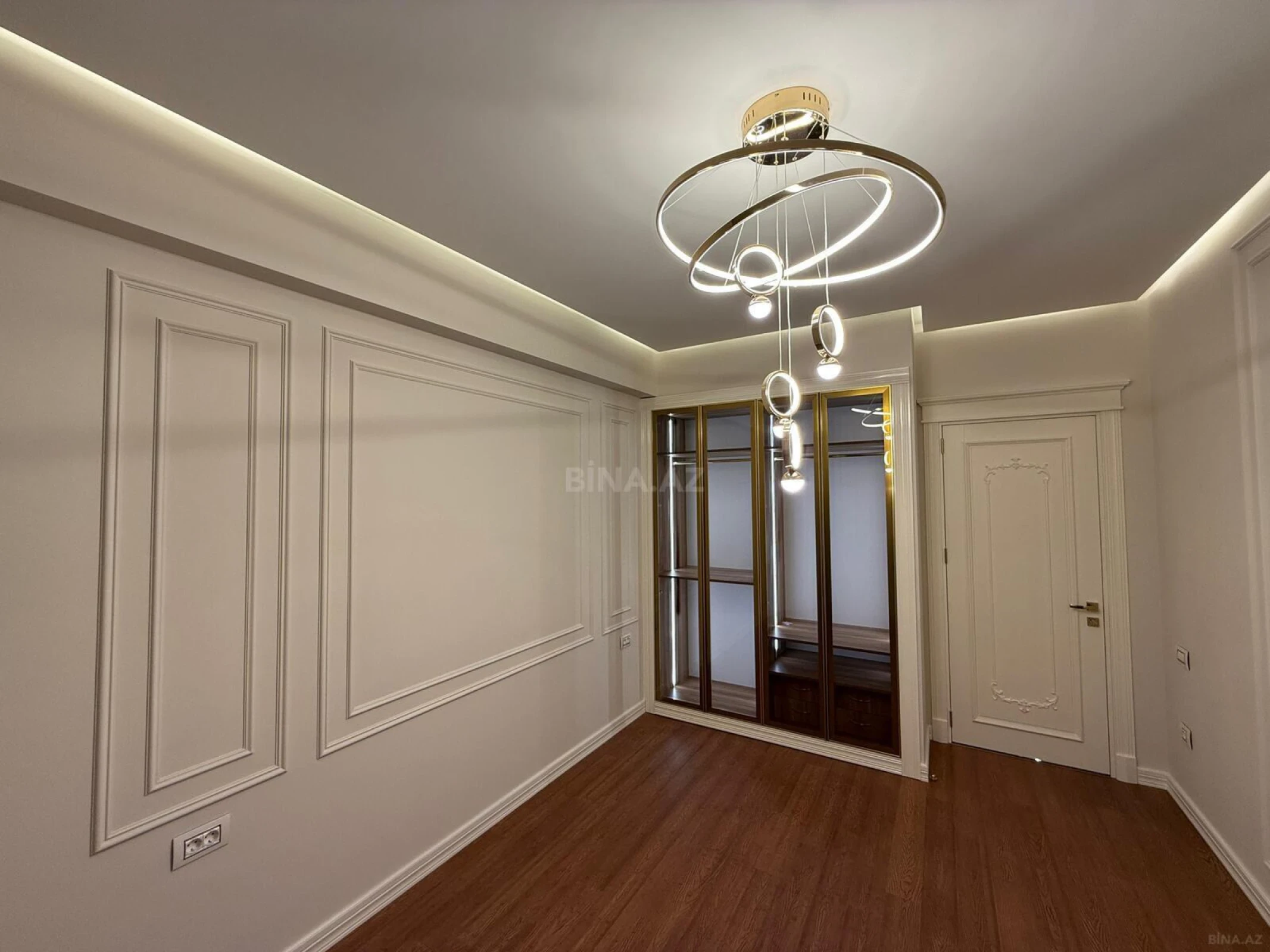 Satılır 4 otaqlı mənzil 179 m²