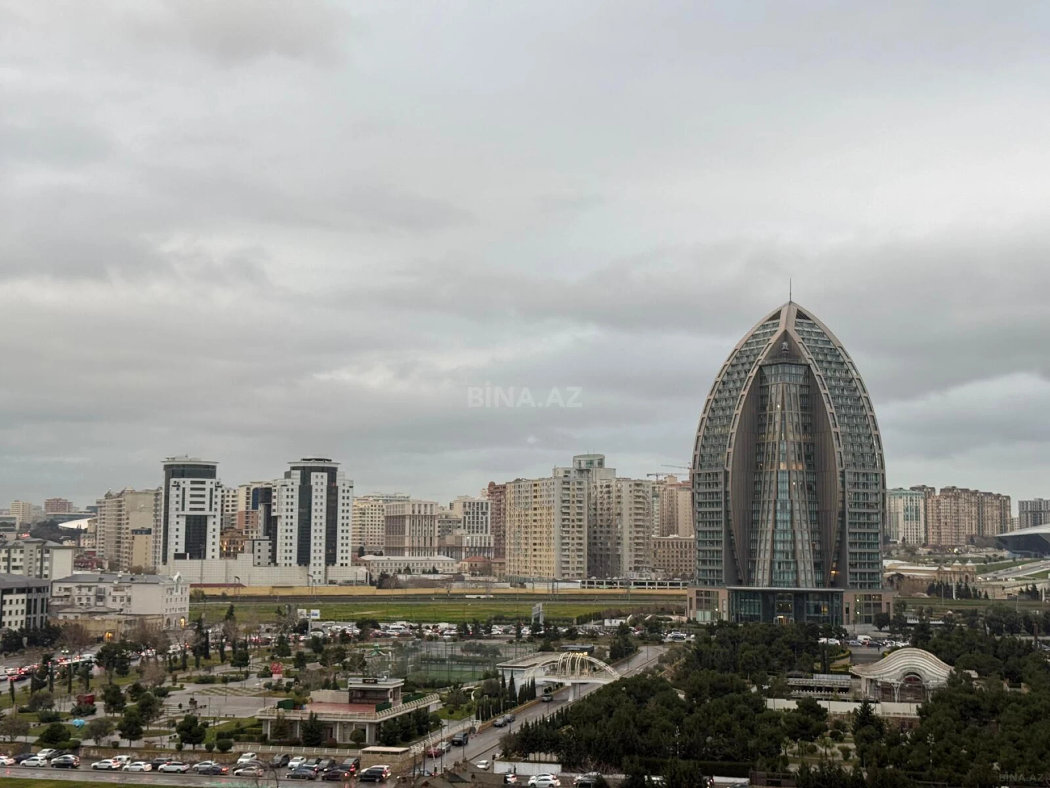 Satılır 4 otaqlı mənzil 179 m²