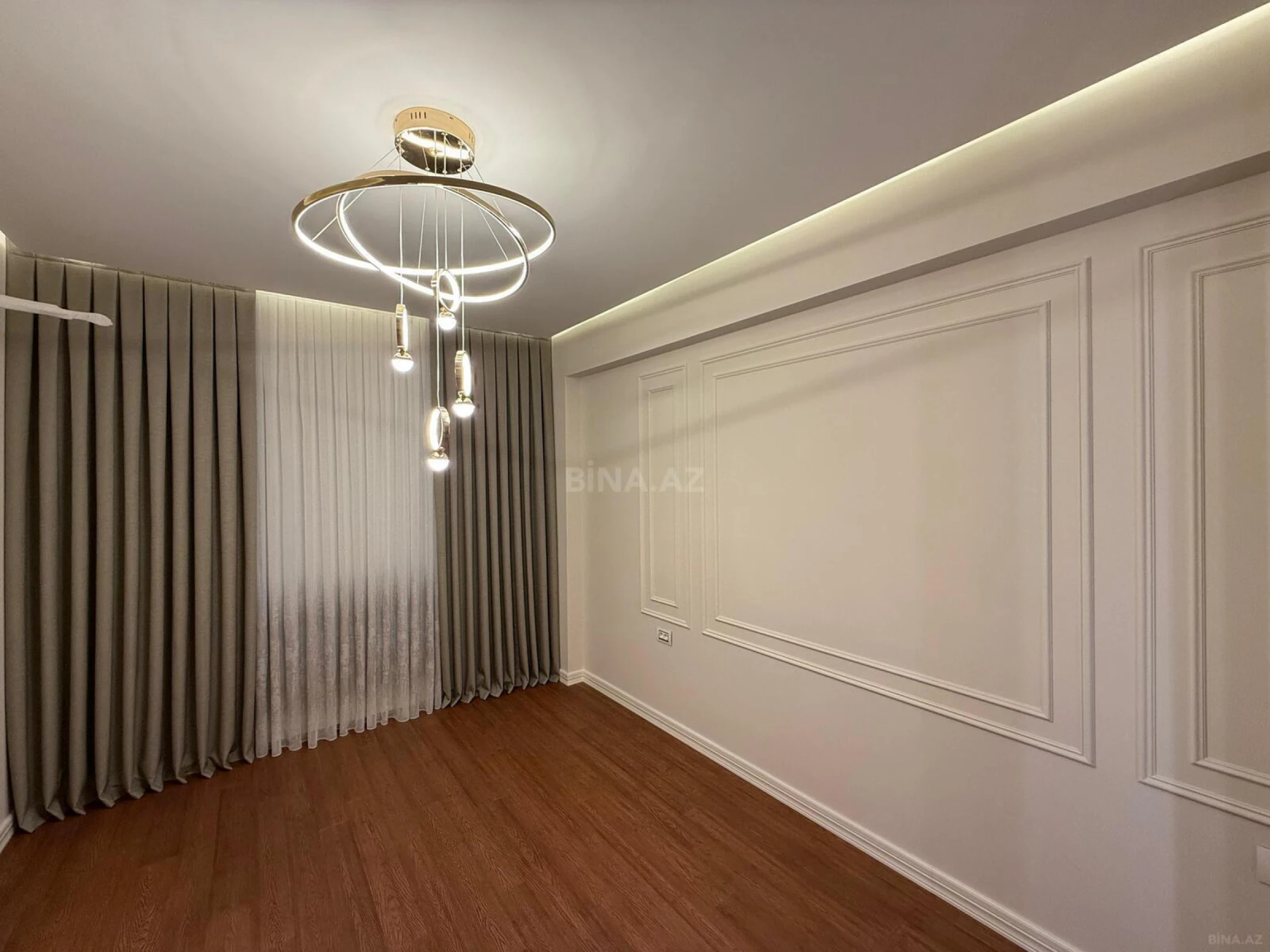 Satılır 4 otaqlı mənzil 179 m²