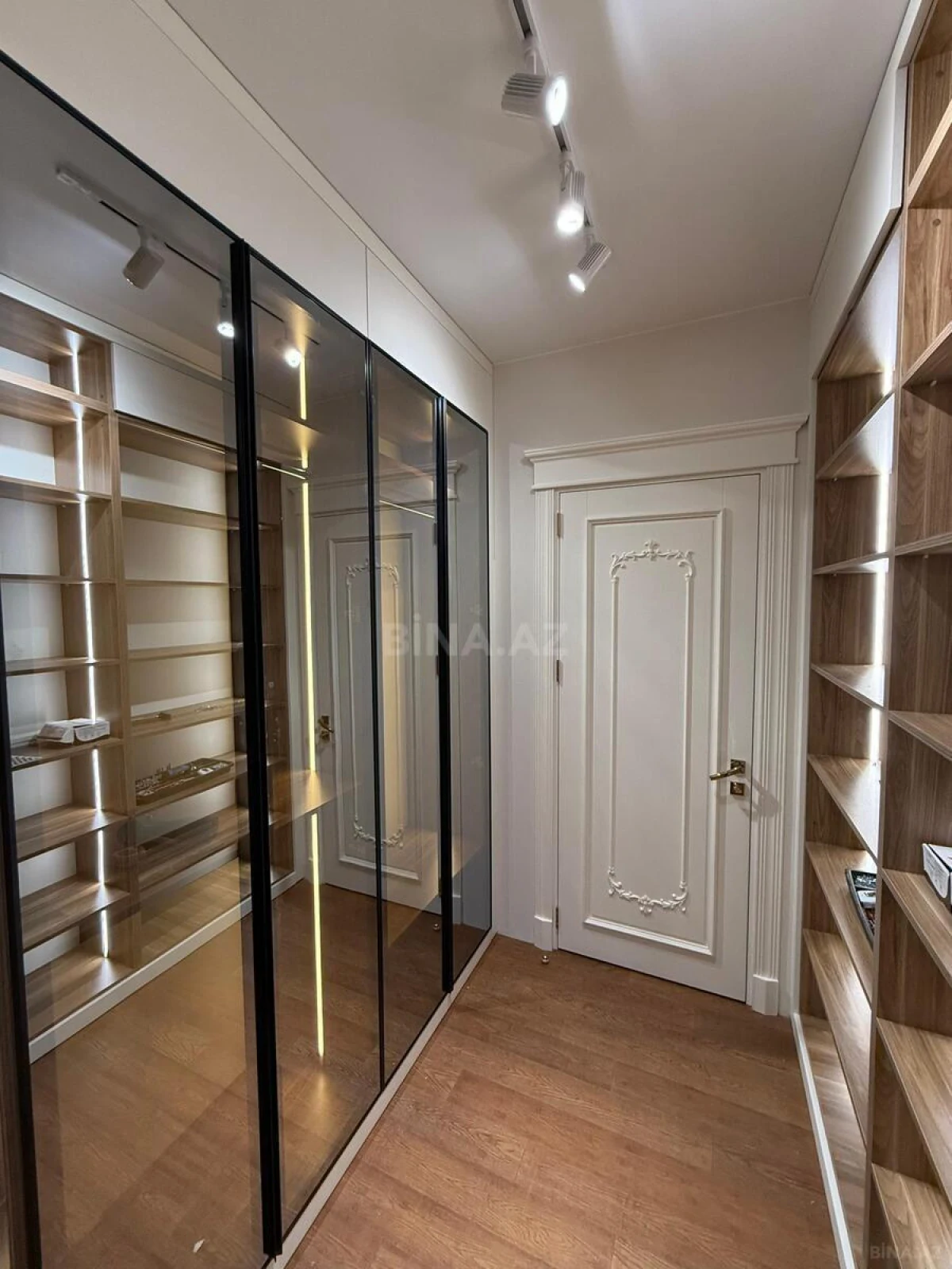 Satılır 4 otaqlı mənzil 179 m²