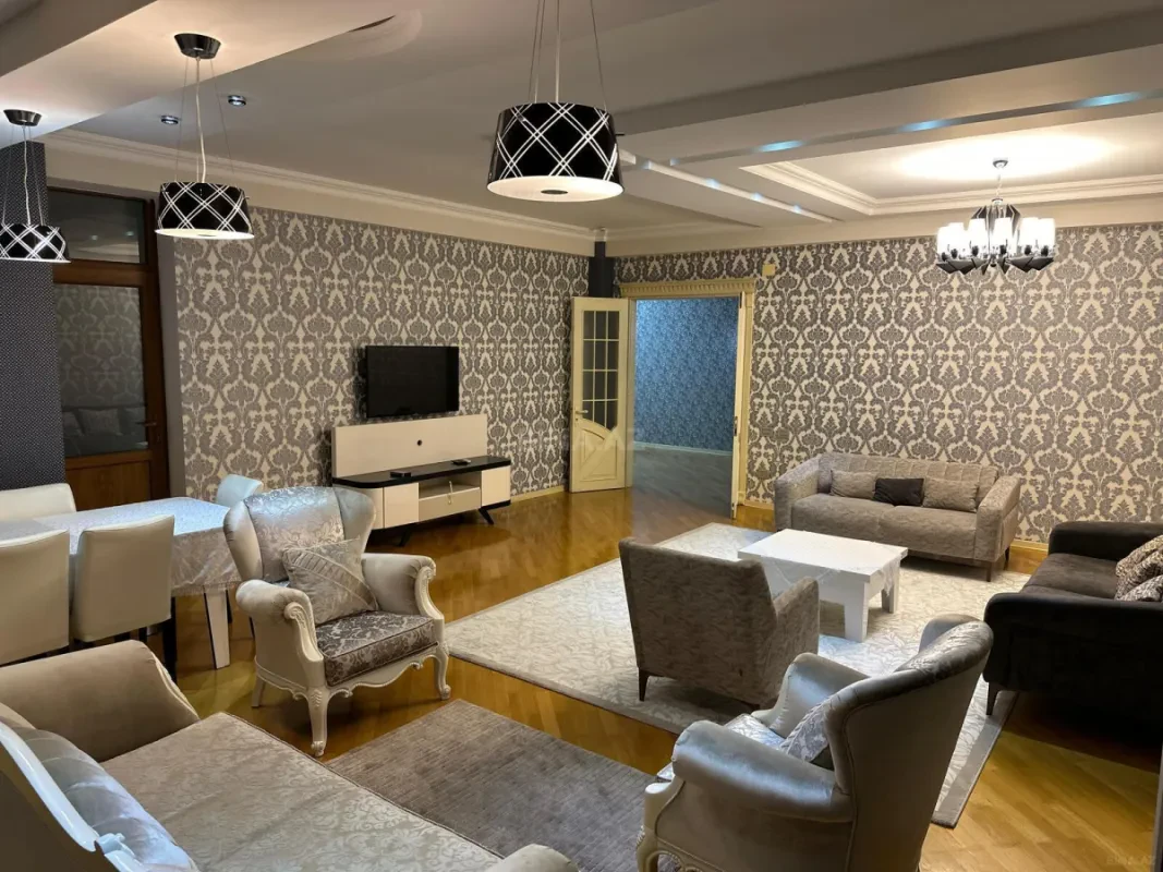 Kirayə verilir 4 otaqlı mənzil 200 m²