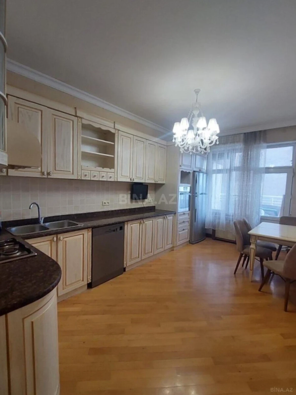 Kirayə verilir 4 otaqlı mənzil 150 m²