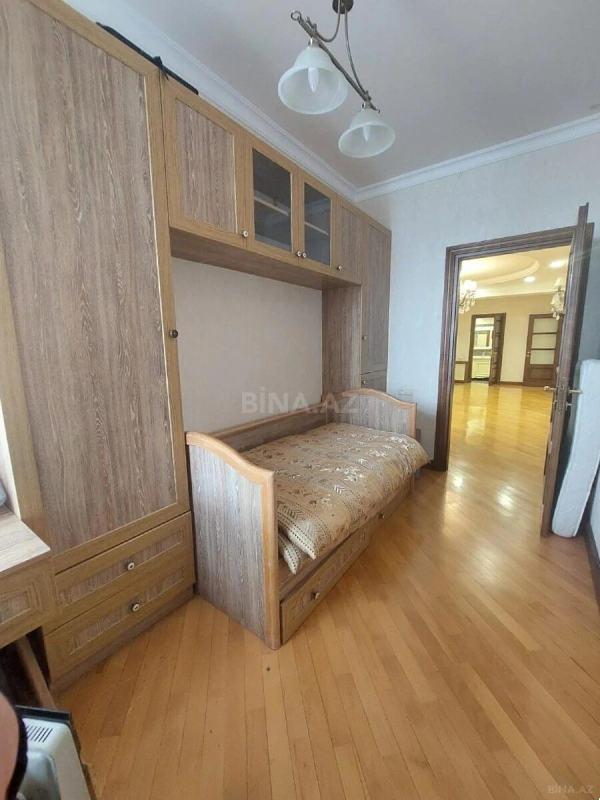 Kirayə verilir 4 otaqlı mənzil 150 m²