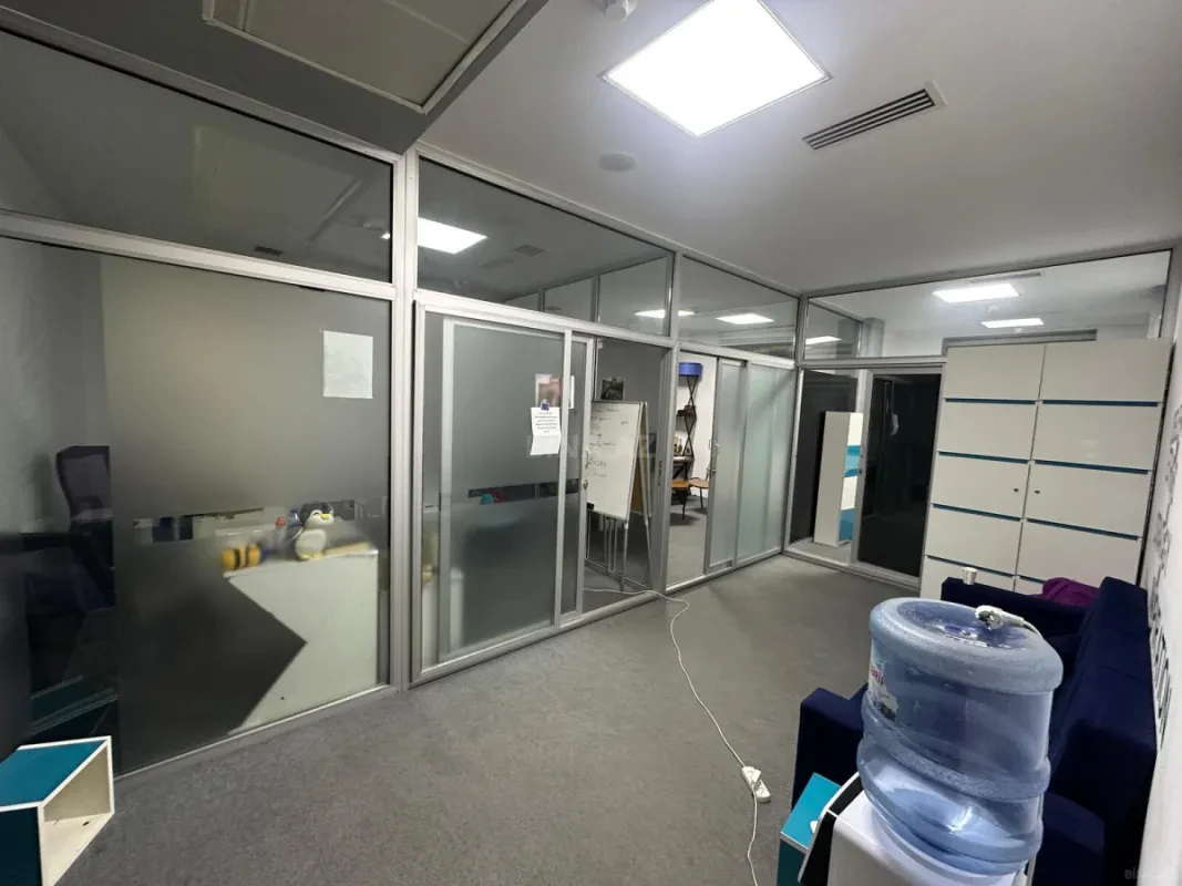 Kirayə verilir 8 otaqlı ofis 250 m²