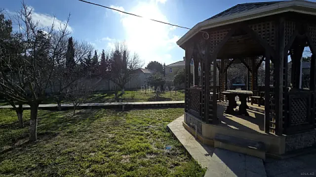 Satılır 5 otaqlı həyət evi 250 m²