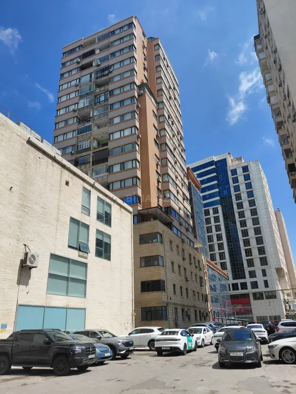 Satılır 5 otaqlı mənzil 235 m²