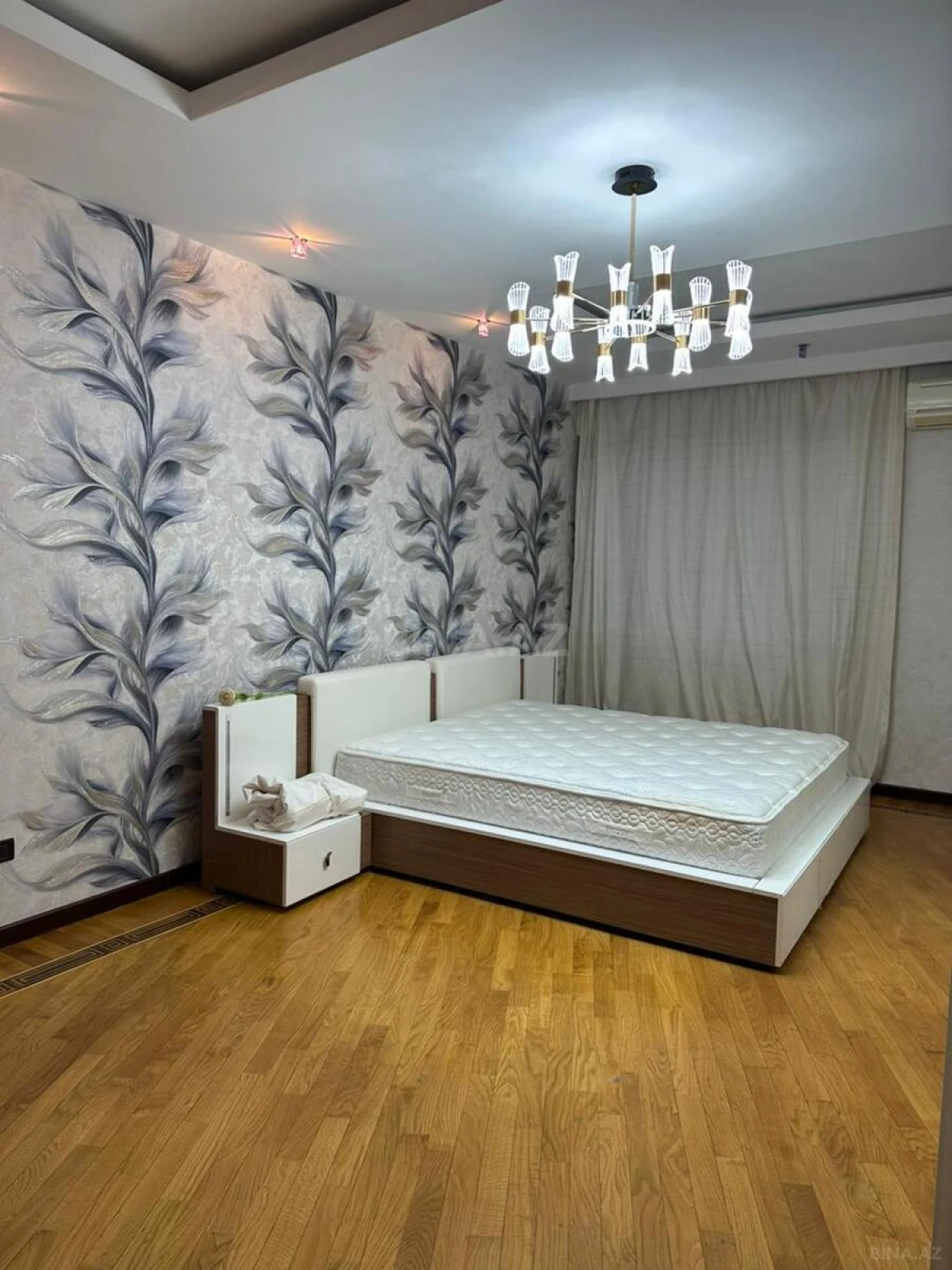 Satılır 5 otaqlı mənzil 235 m²