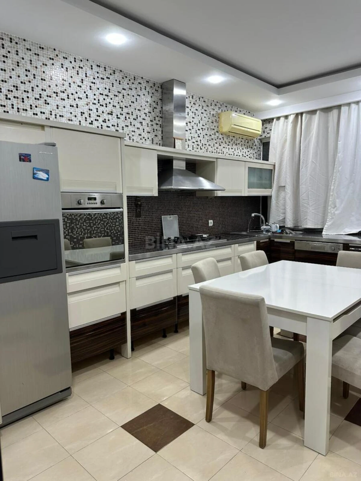 Satılır 5 otaqlı mənzil 235 m²