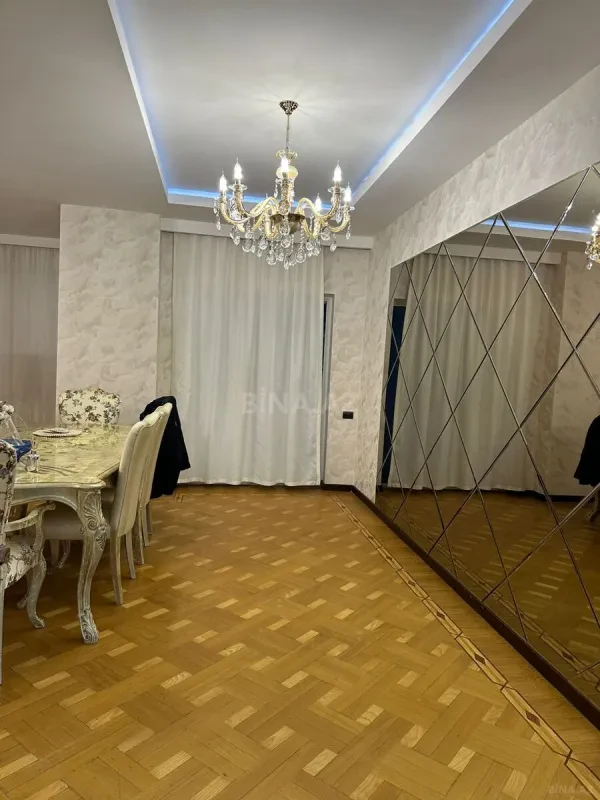 Satılır 5 otaqlı mənzil 235 m²