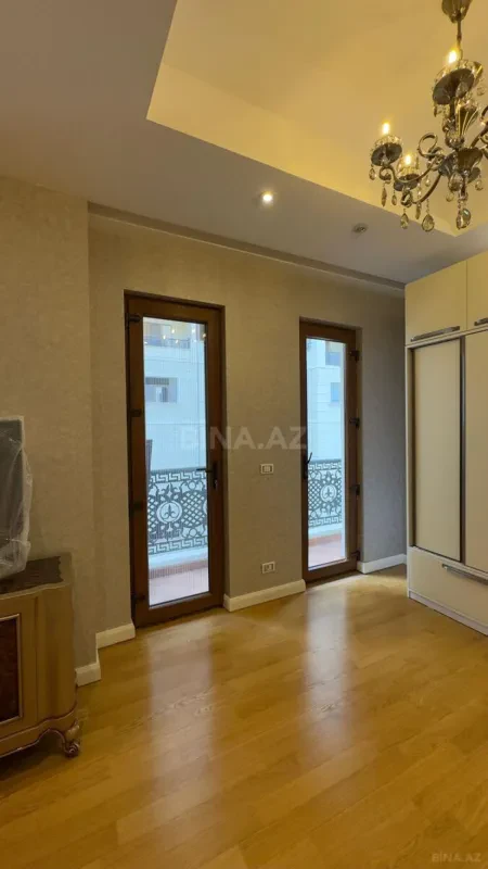 Kirayə verilir 5 otaqlı mənzil 300 m²