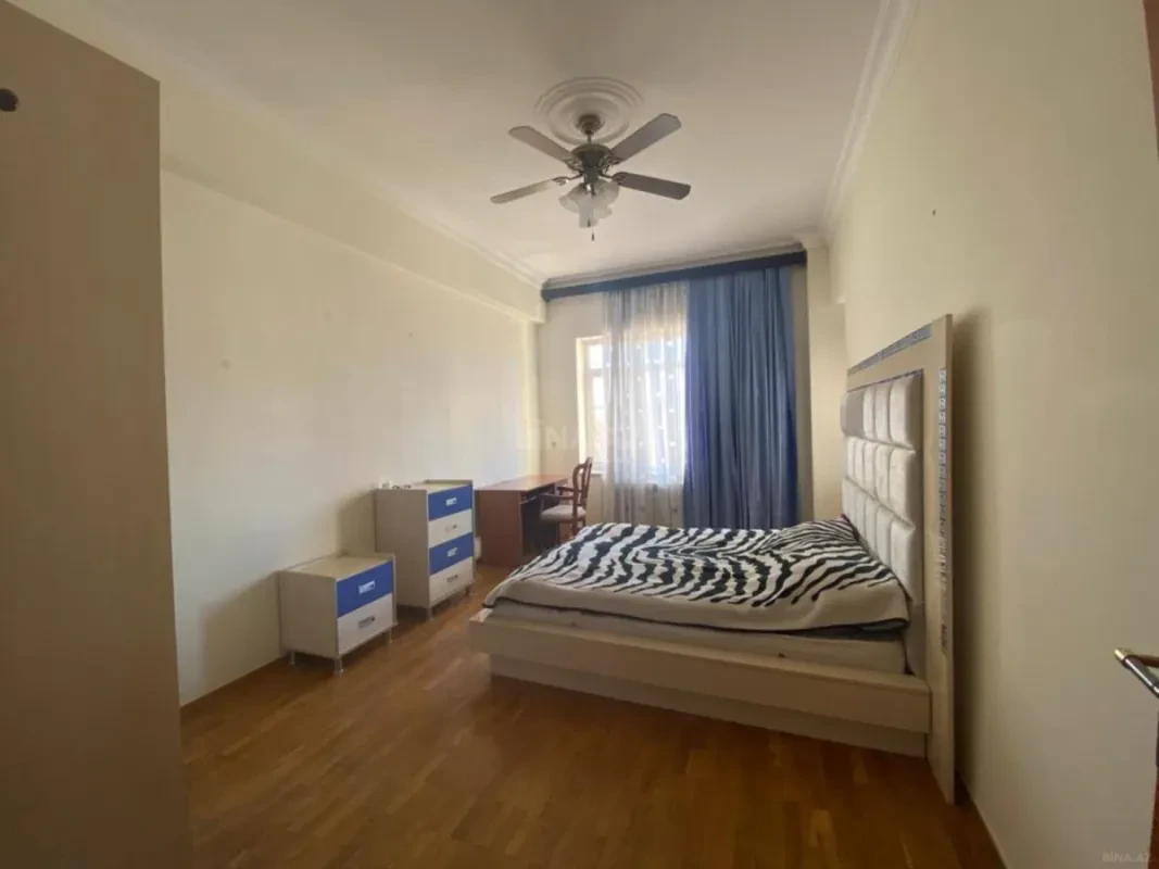 Satılır 4 otaqlı mənzil 180 m²