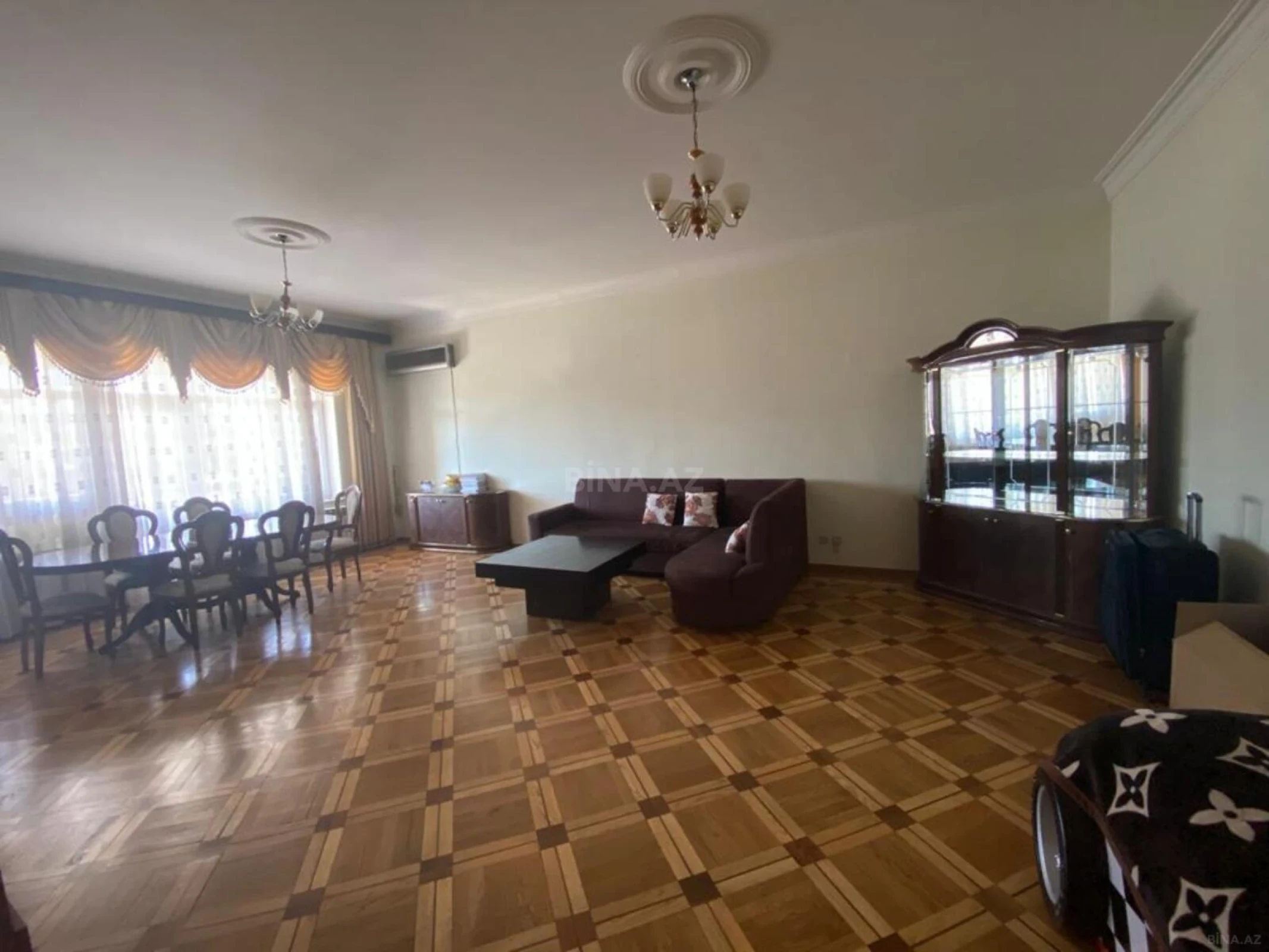 Satılır 4 otaqlı mənzil 180 m²