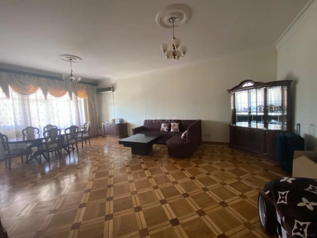 Satılır 4 otaqlı mənzil 180 m²