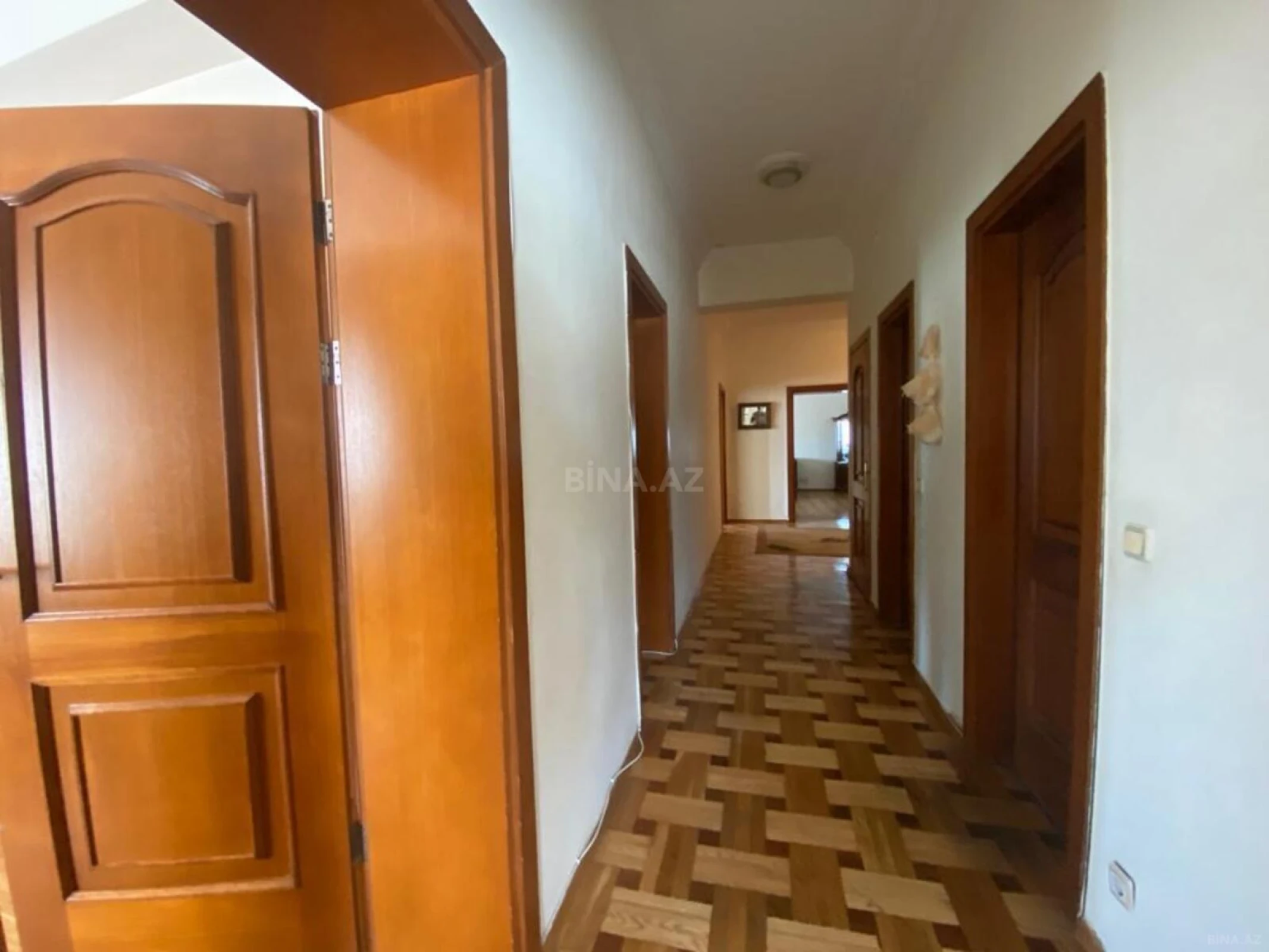 Satılır 4 otaqlı mənzil 180 m²