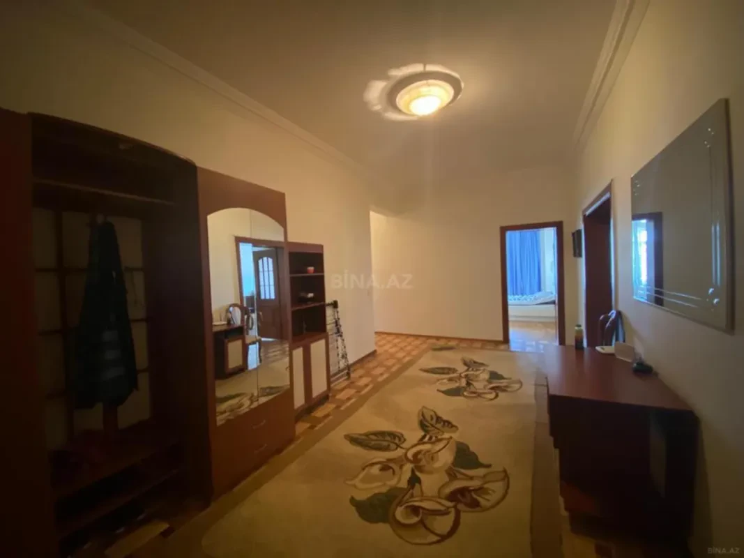 Satılır 4 otaqlı mənzil 180 m²