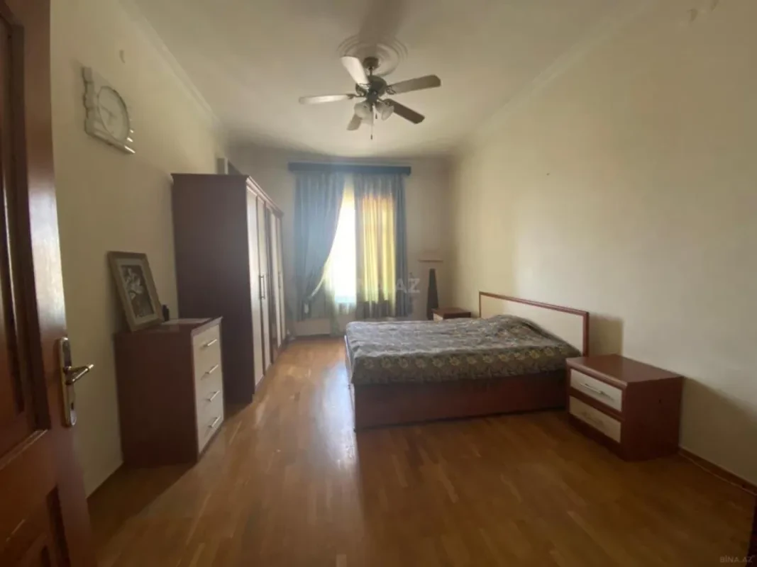 Satılır 4 otaqlı mənzil 180 m²