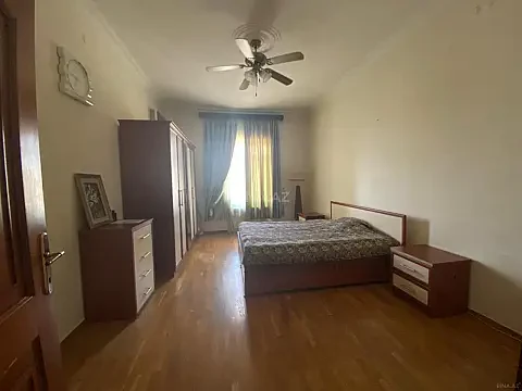 Satılır 4 otaqlı mənzil 180 m²