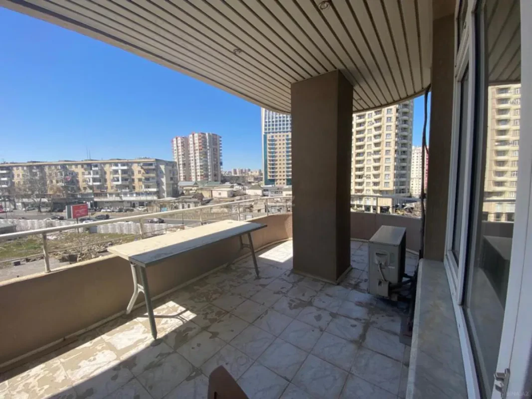 Satılır 4 otaqlı mənzil 180 m²
