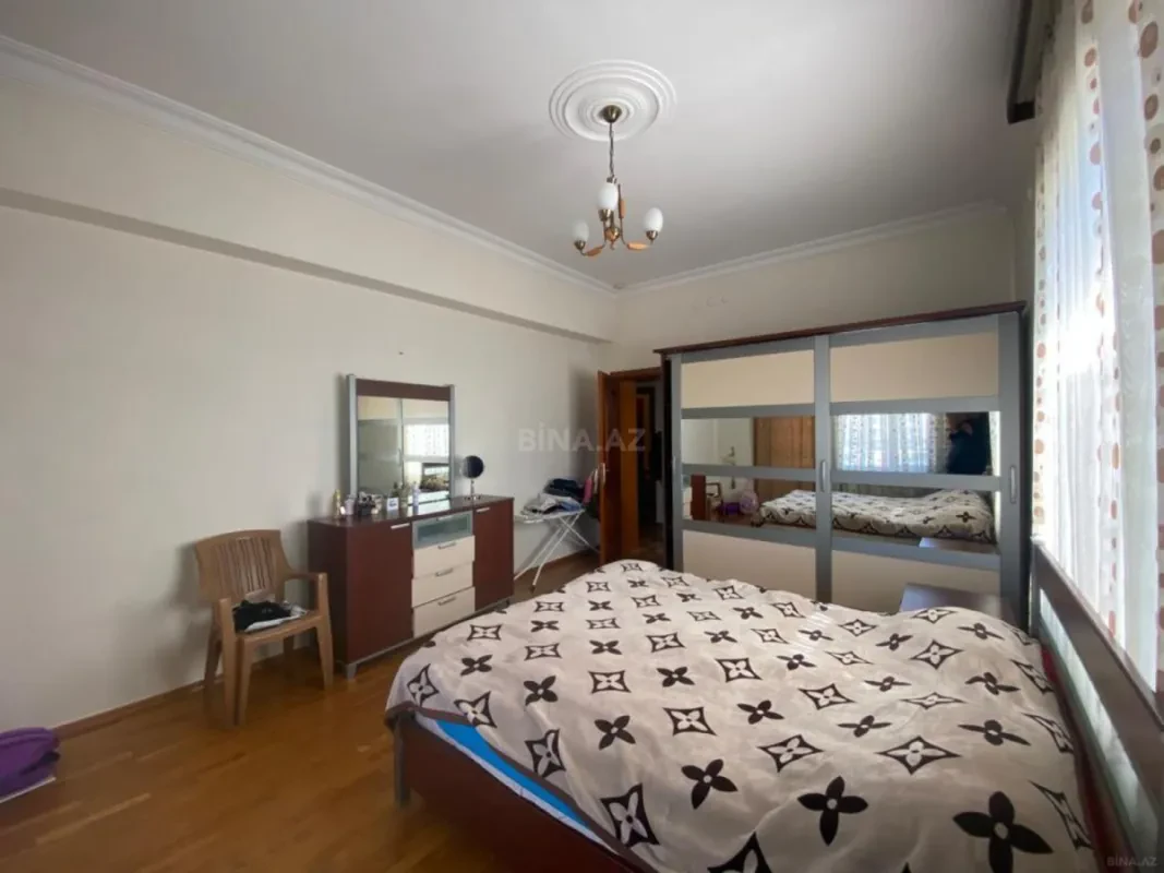 Satılır 4 otaqlı mənzil 180 m²