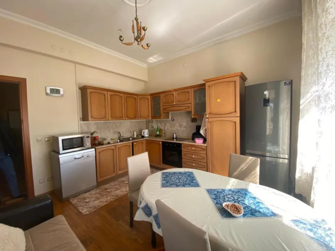 Satılır 4 otaqlı mənzil 180 m²