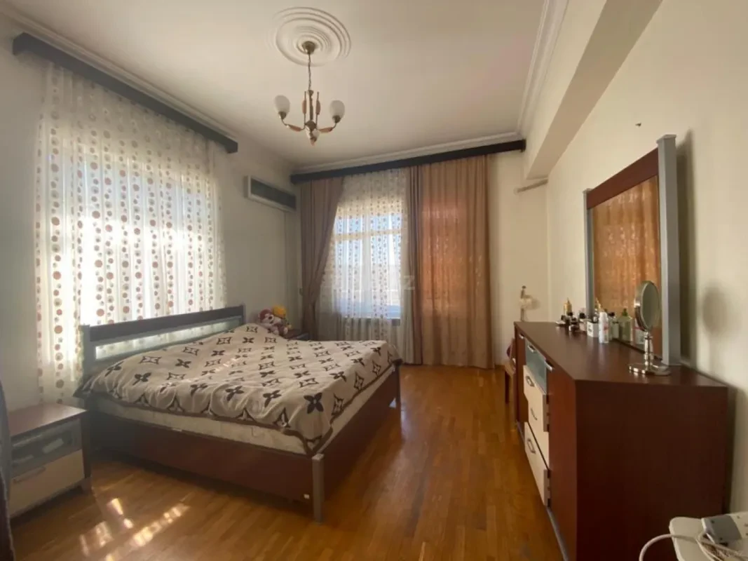 Satılır 4 otaqlı mənzil 180 m²