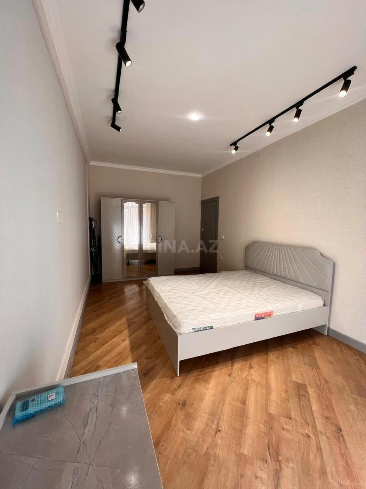 Kirayə verilir 2 otaqlı mənzil 90 m²