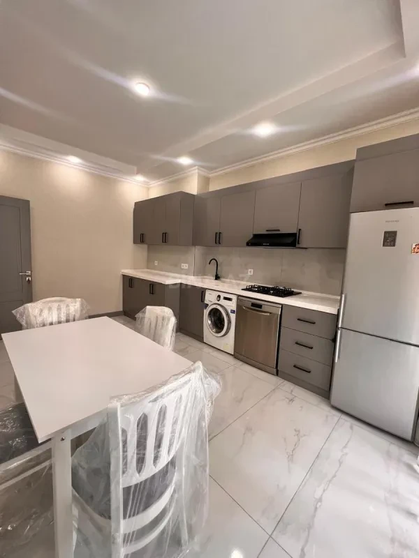 Kirayə verilir 2 otaqlı mənzil 90 m²