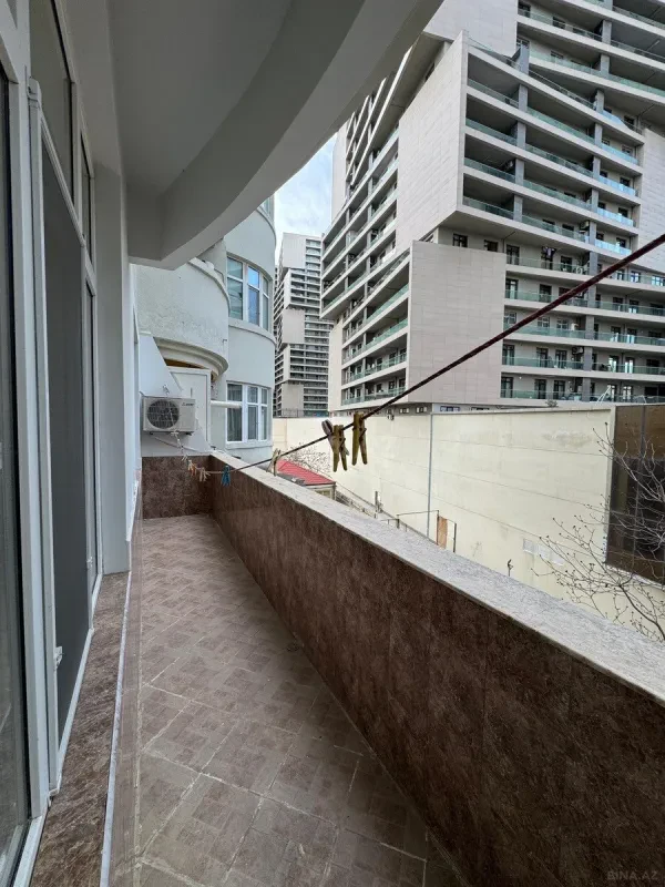 Satılır 4 otaqlı mənzil 150 m²