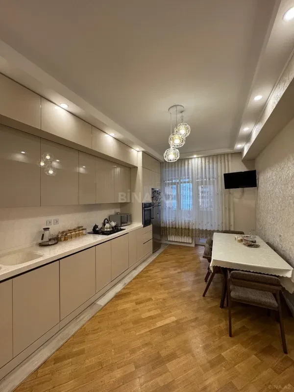 Satılır 4 otaqlı mənzil 150 m²