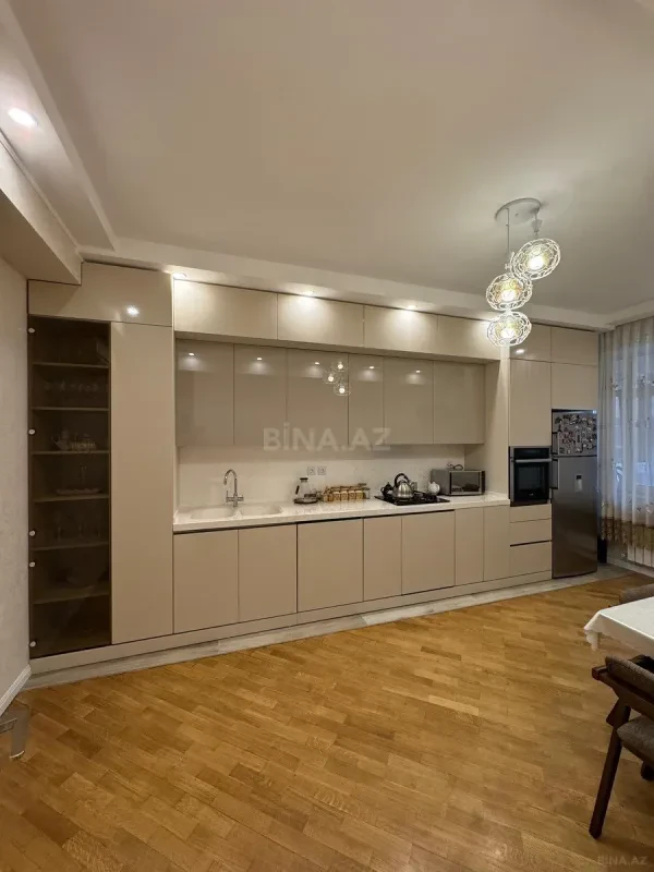 Satılır 4 otaqlı mənzil 150 m²