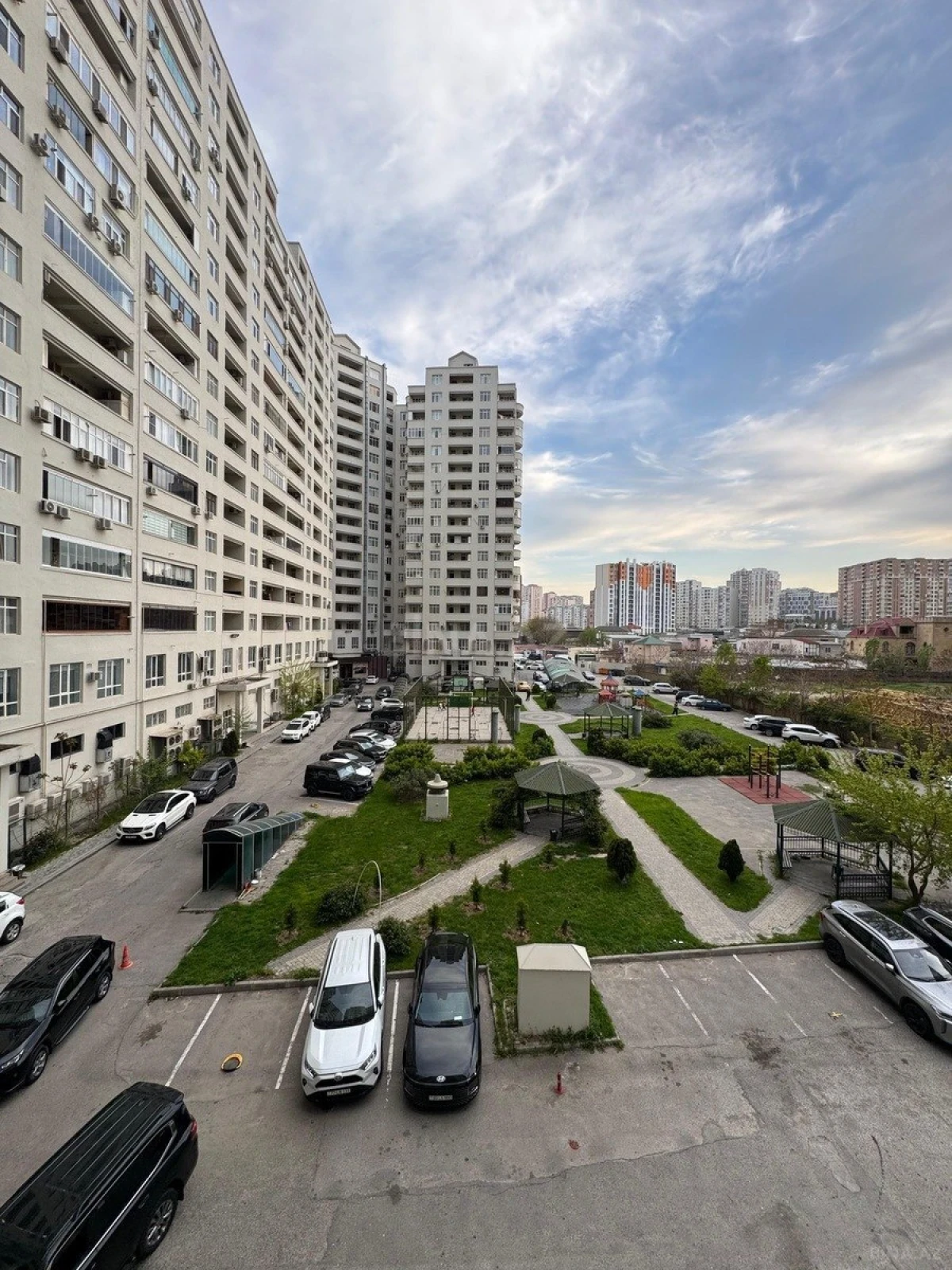 Satılır 4 otaqlı mənzil 150 m²