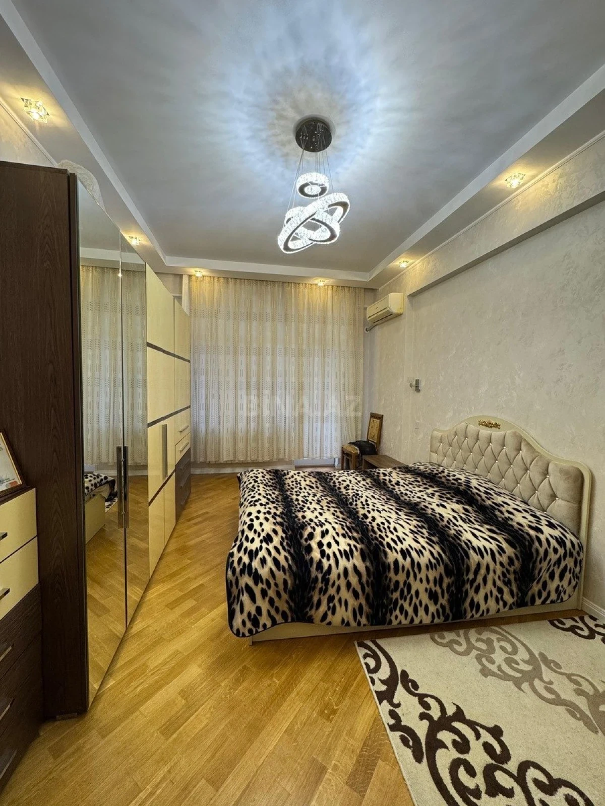 Satılır 4 otaqlı mənzil 150 m²