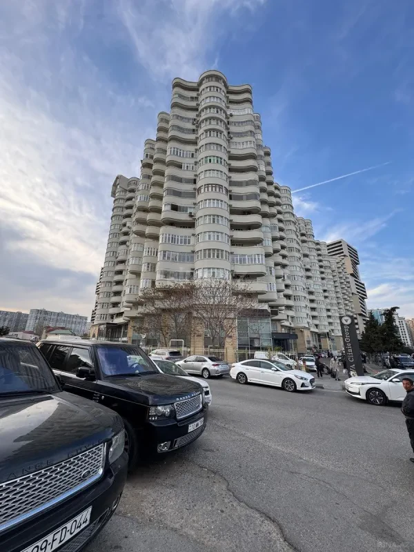 Satılır 4 otaqlı mənzil 150 m²