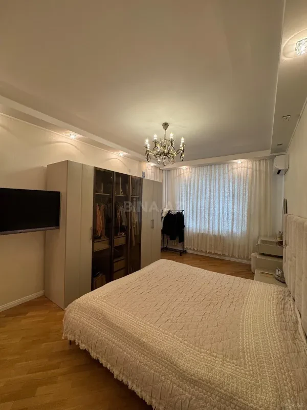 Satılır 4 otaqlı mənzil 150 m²