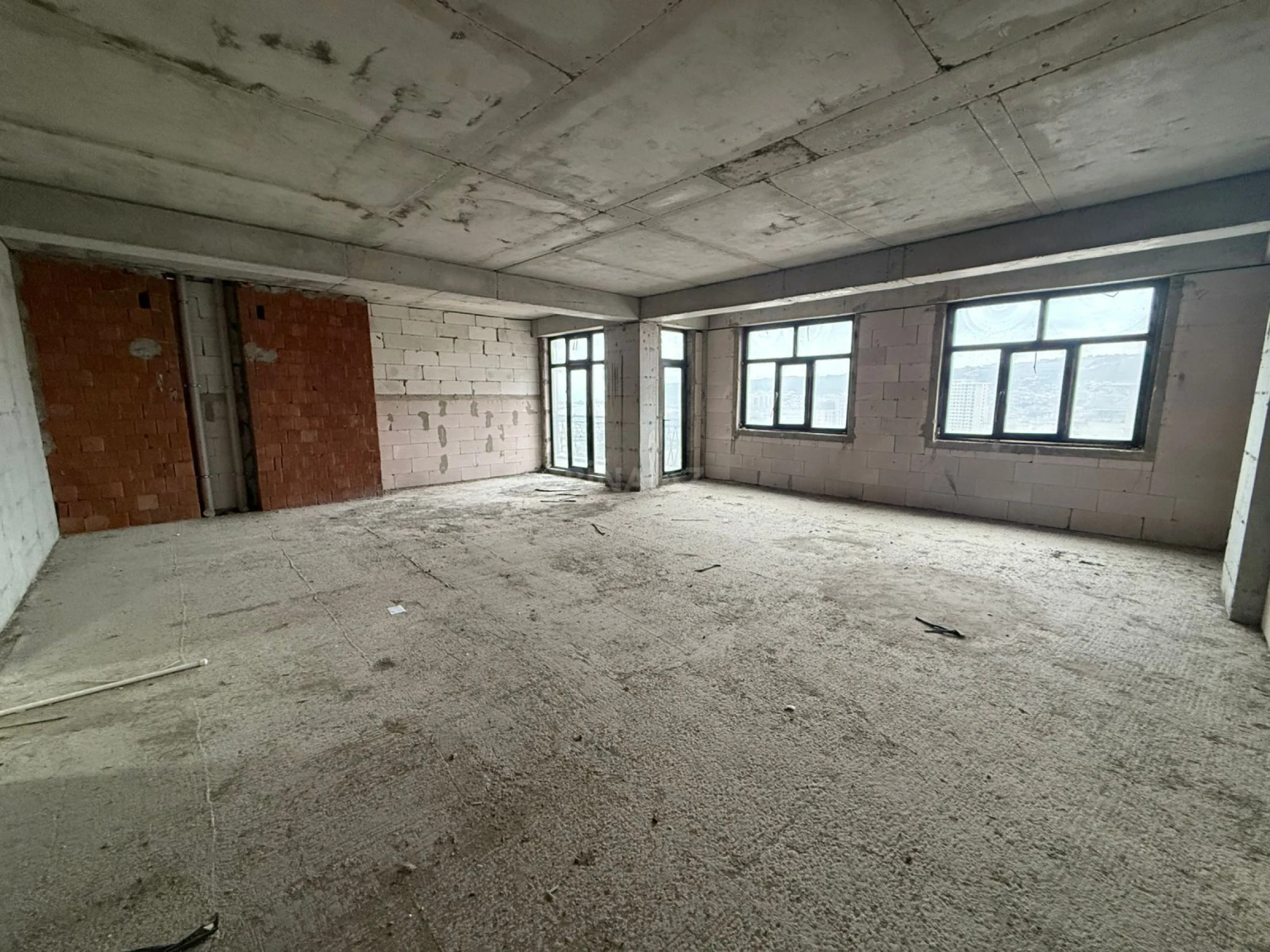 Satılır 2 otaqlı mənzil 96 m²