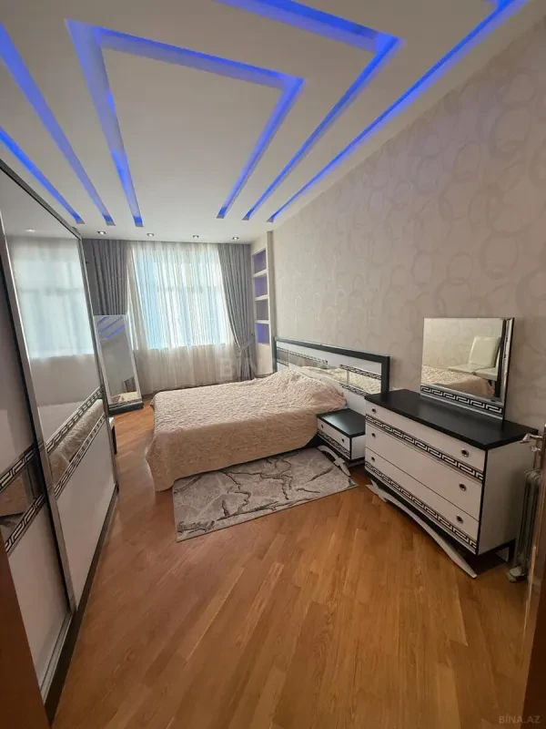 Kirayə verilir 3 otaqlı mənzil 130 m²