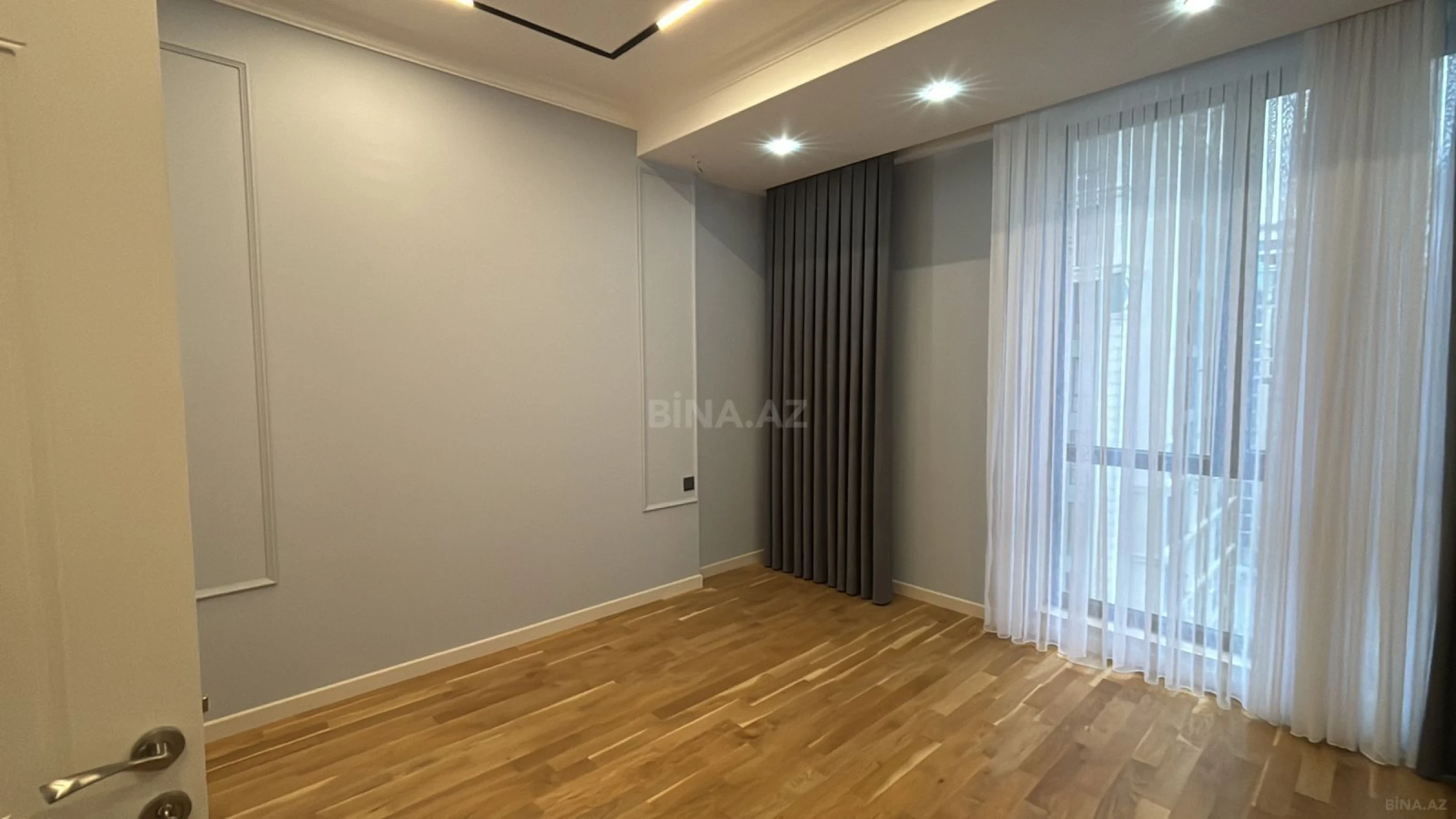 Satılır 3 otaqlı mənzil 142 m²