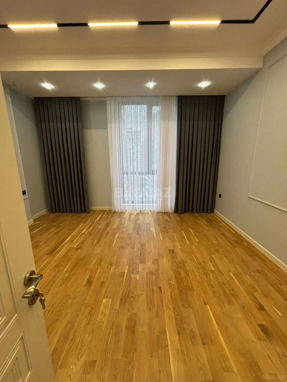 Satılır 3 otaqlı mənzil 142 m²