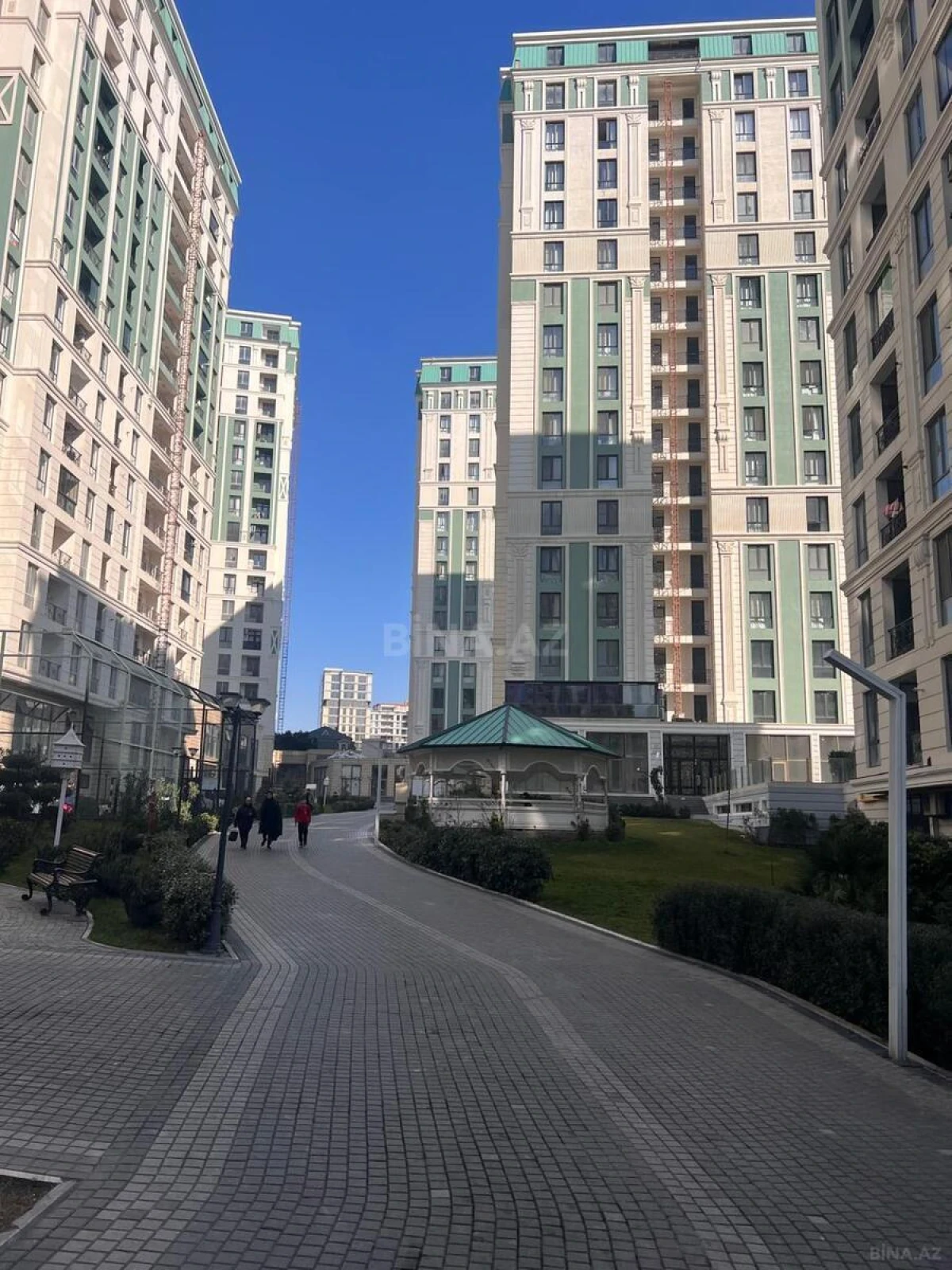 Satılır 3 otaqlı mənzil 142 m²
