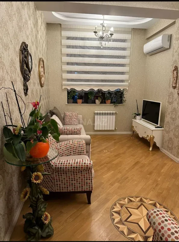 Kirayə verilir 2 otaqlı mənzil 90 m²
