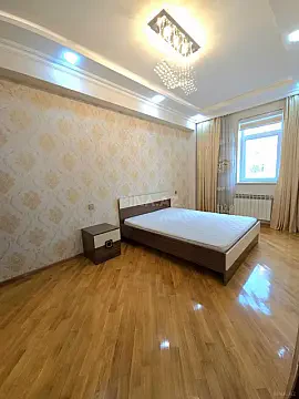 Satılır 4 otaqlı mənzil 200 m²